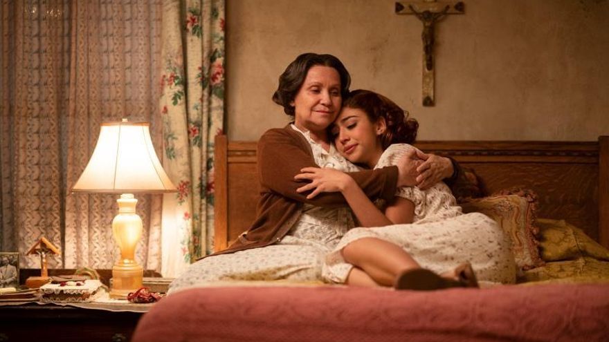 Fotografía cedida este jueves por Showtime que muestra a la actriz mexicana Adriana Barraza (i) durante el rodaje de la serie "Penny Dreadful: City of Angels", en Miami (EE.UU).