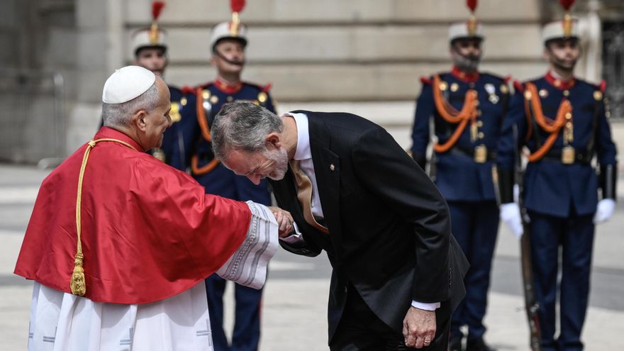 El rey Felipe VI recibe al papa León XIVen el Palacio Real de Madrid.