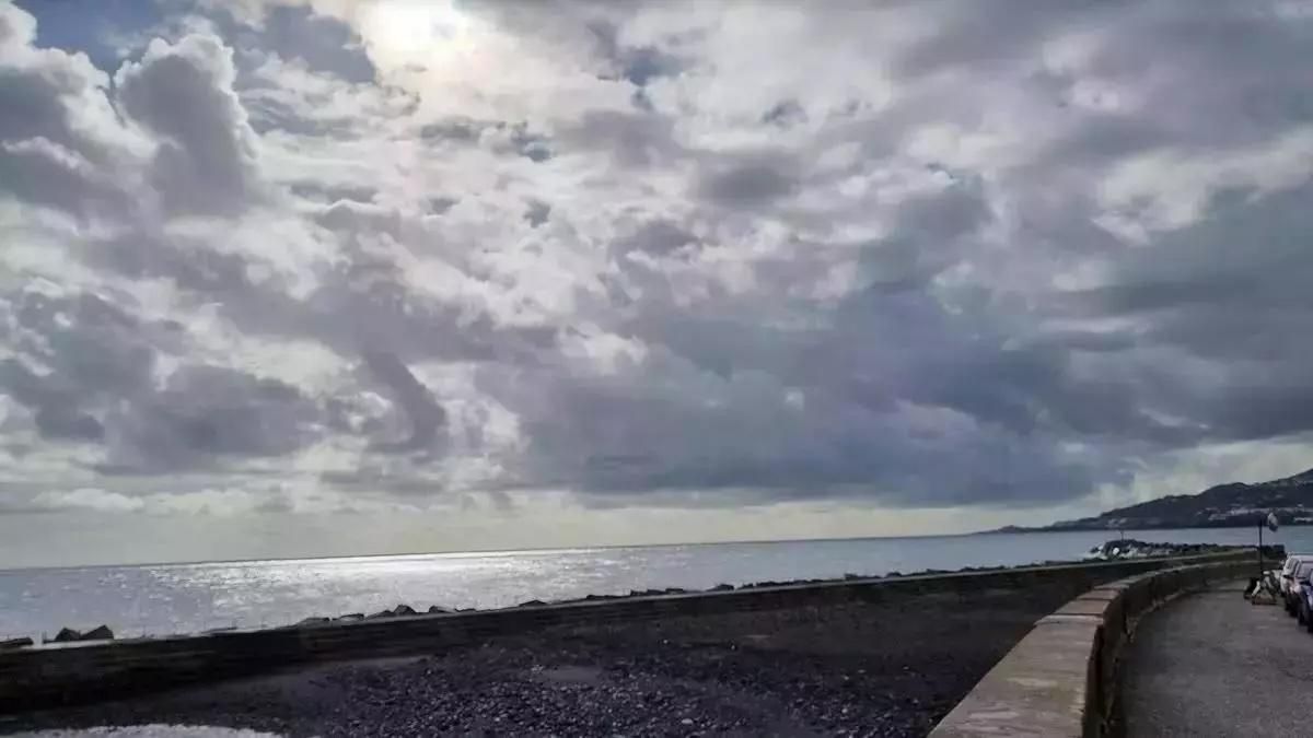 Imagen de archivo de un día nuboso en el este de La Palma (en la foto, zona norte de la playa de Santa Cruz de La Palma).