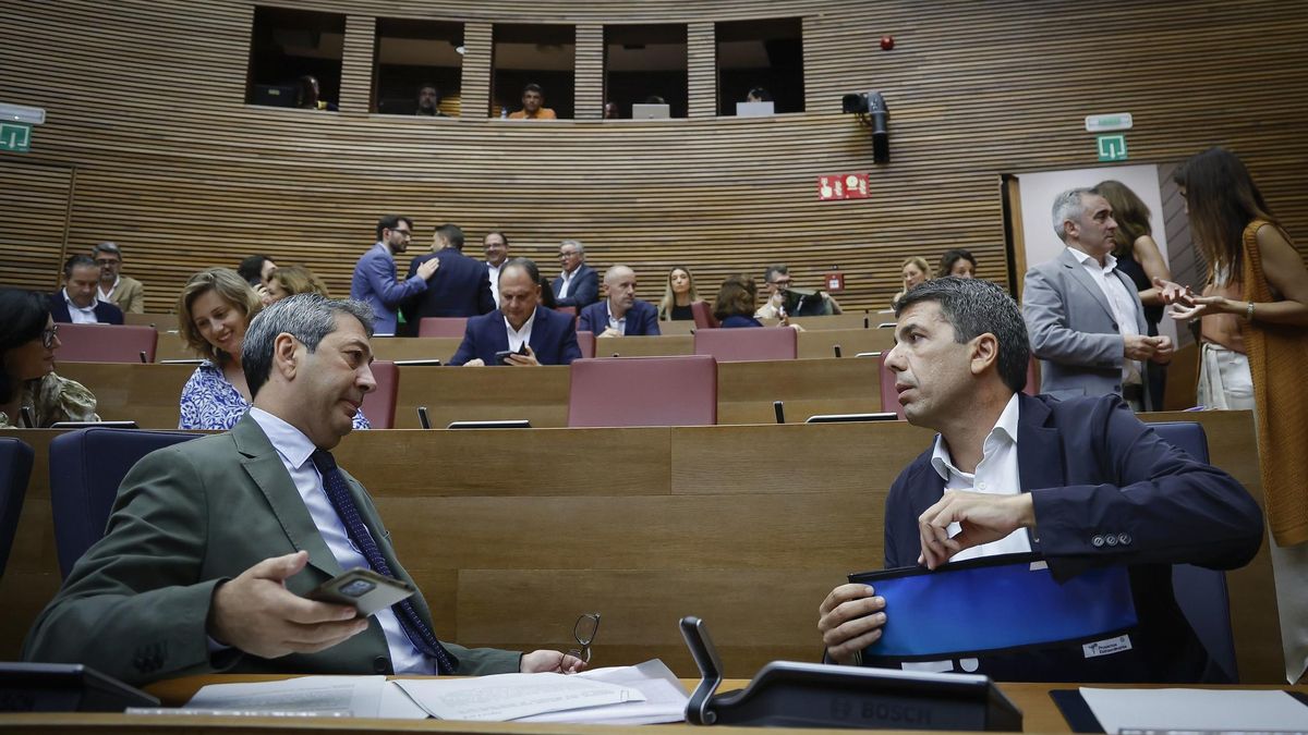 Vicente Barrera y Carlos Mazón en una sesión de control cuando Vox y el PP gobernaban juntos.