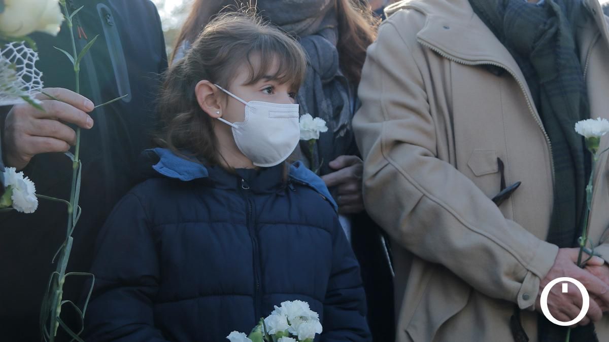 Ofrenda floral en recuerdo de María de los Ángeles García y María Soledad Muñoz