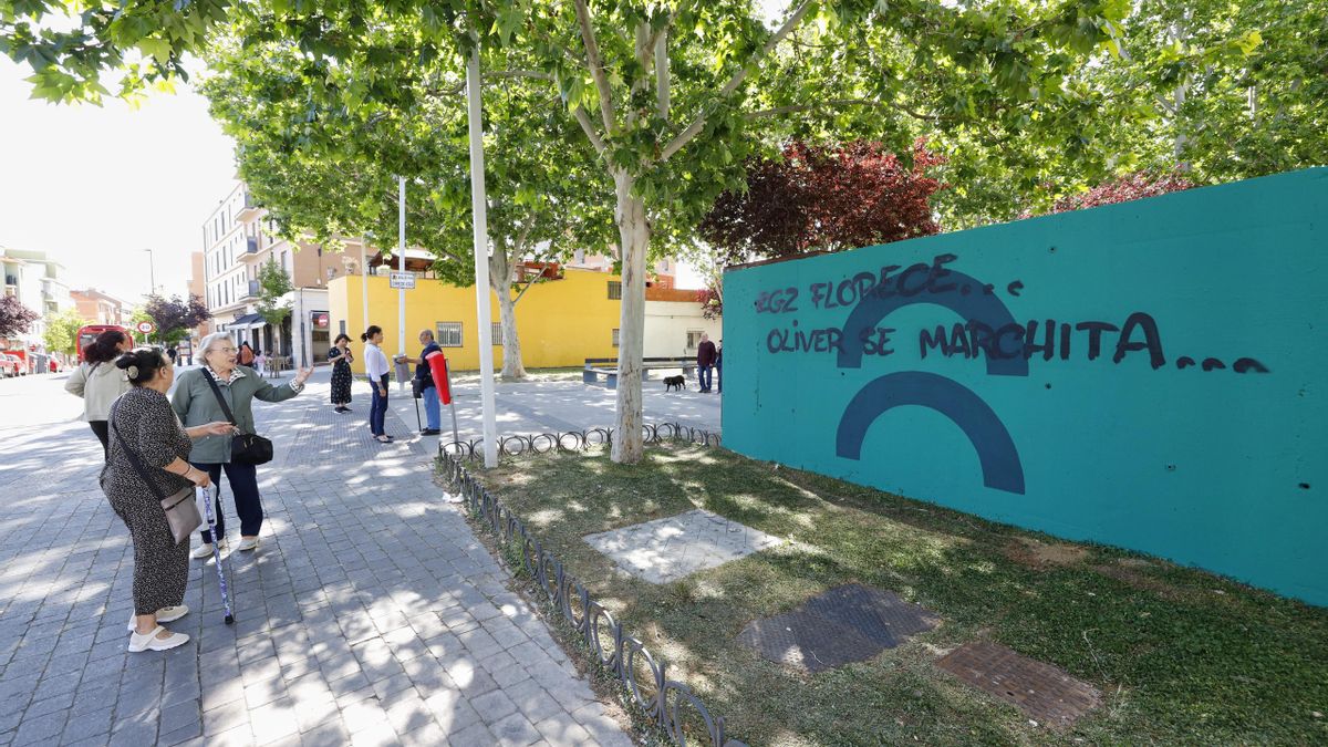 "Zaragoza florece... Oliver se marchita": pintadas contra el Ayuntamiento en un centro cultural