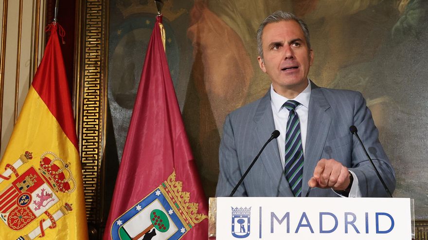 Archivo - El portavoz de VOX en el Ayuntamiento de Madrid, Javier Ortega Smith, durante una rueda de prensa posterior al Consejo y la Junta Local de Seguridad de la ciudad, en la Casa de la Villa, a 17 de febrero de 2025, en Madrid (España).