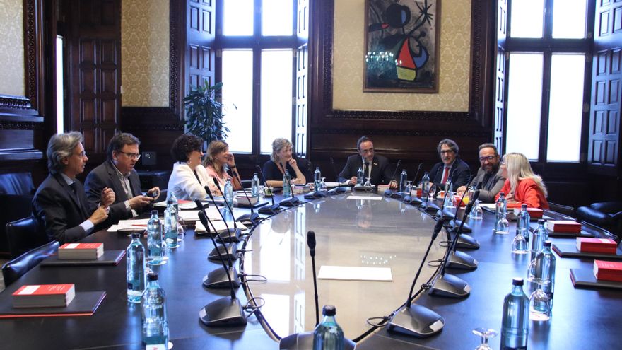 El Parlament desoye a las víctimas de abusos y mantiene la Medalla de Oro a la Abadía de Montserrat