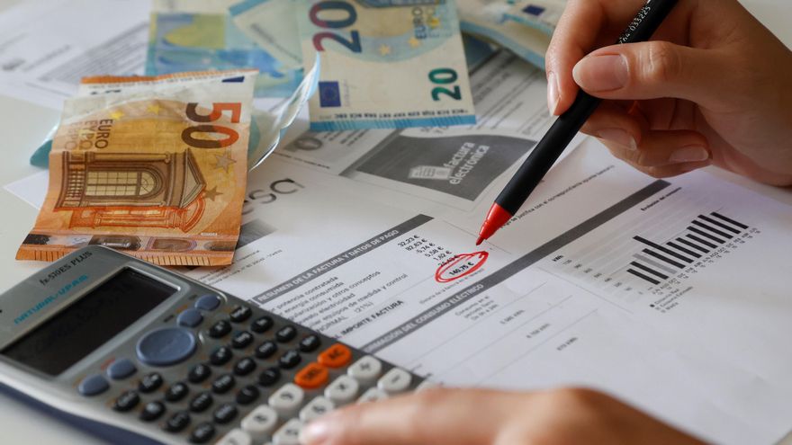 Un usuario mira la factura de la luz, en una fotografía de archivo. EFE/JUAN CARLOS HIDALGO