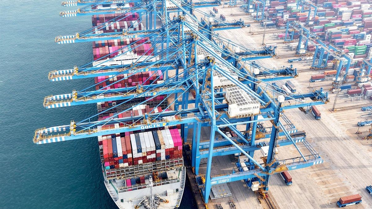 Carga de contenedores en el puerto de Qingdao, en la provincia china de Shandong.