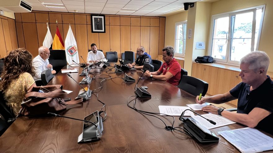 El concejal de Seguridad y Emergencias, Josué Íñiguez, preside la reunión de coordinación del dispositivo preventivo ante la posible llegada de un ciclón tropical este fin de semana