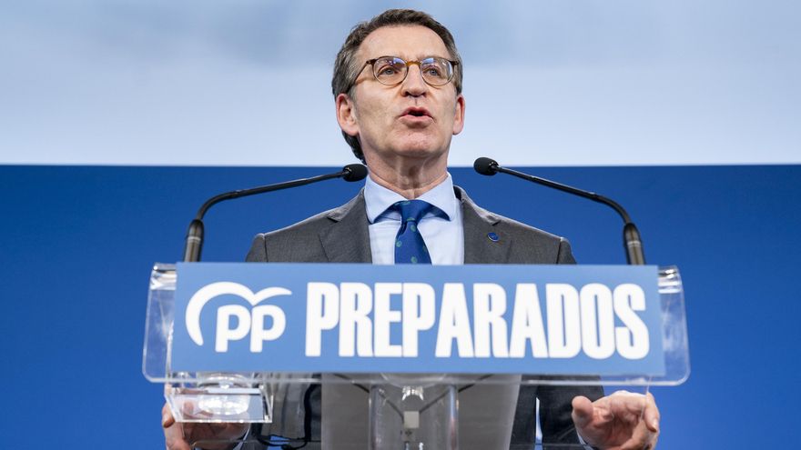El presidente de la Xunta de Galicia, Alberto Núñez Feijóo, comparece en la sede nacional del PP para entregar los avales necesarios para formalizar su candidatura.