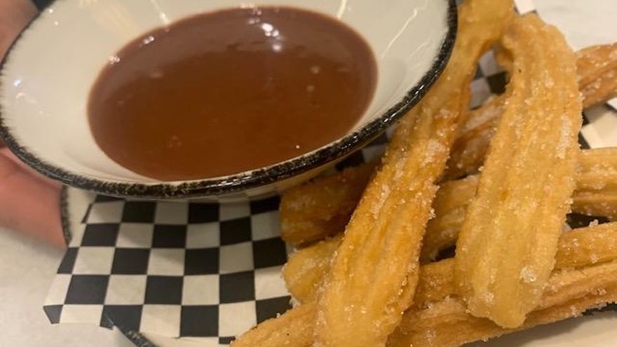 Churros con chocolate.