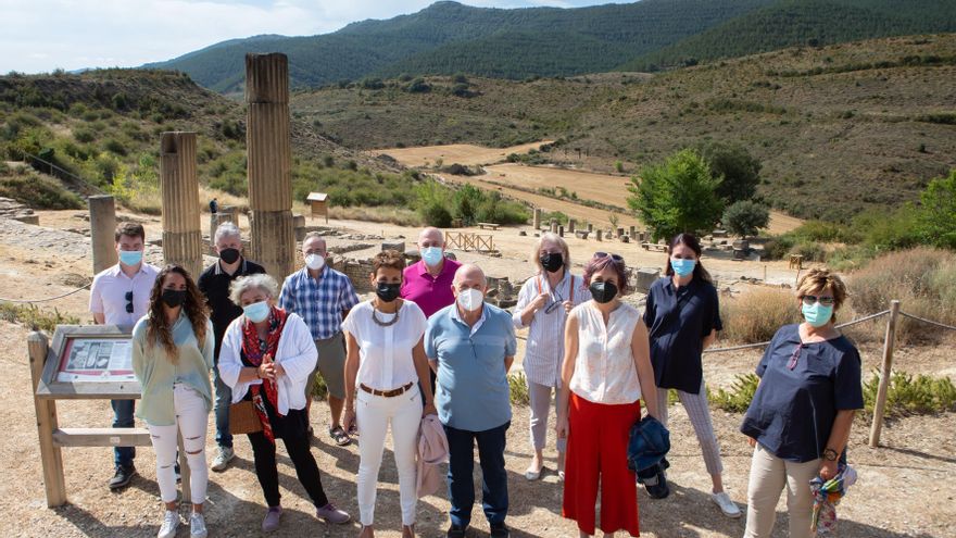 La presidenta Chivite y la consejera Esnaola en un momento de su visita al Yacimiento de Santa Criz en Eslava