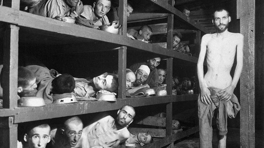 Imagen de prisioneros en el campo de concentración nazi de Buchenwald, Alemania.