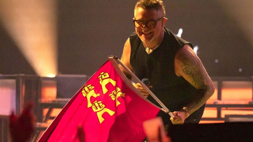 Alejandro Sanz, ondeando la bandera de la Región de Murcia que le lanzaron desde el público.