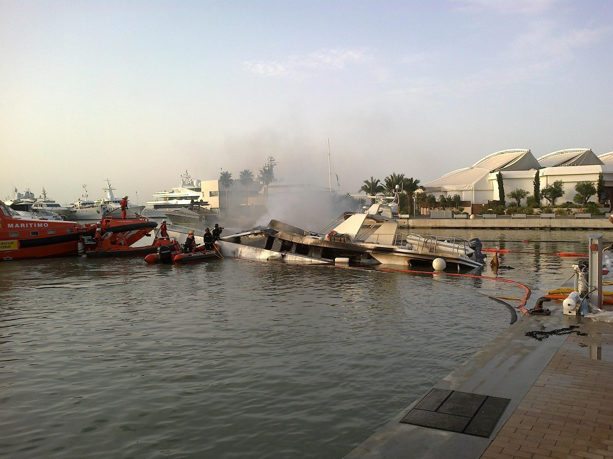 Intervenció de Salvament Marítim després de l'incendi d'un iot de 30 metres d'eslora a la Marina d'Eivissa (agost de 2012)