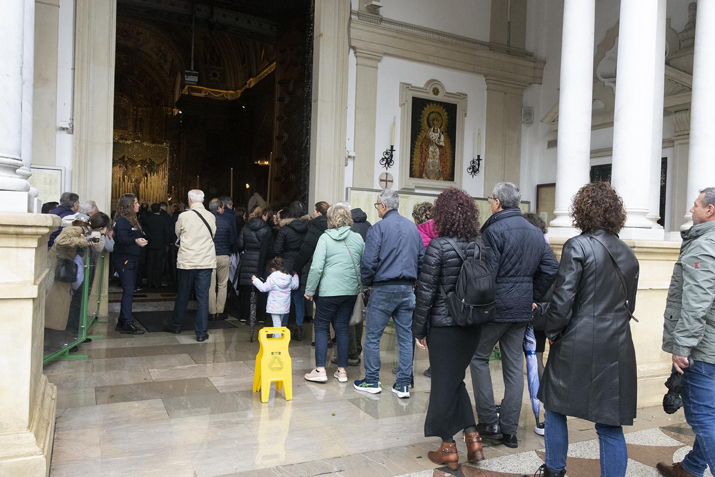 Larga cola para visitar a la Virgen de la Esperanza Macarena