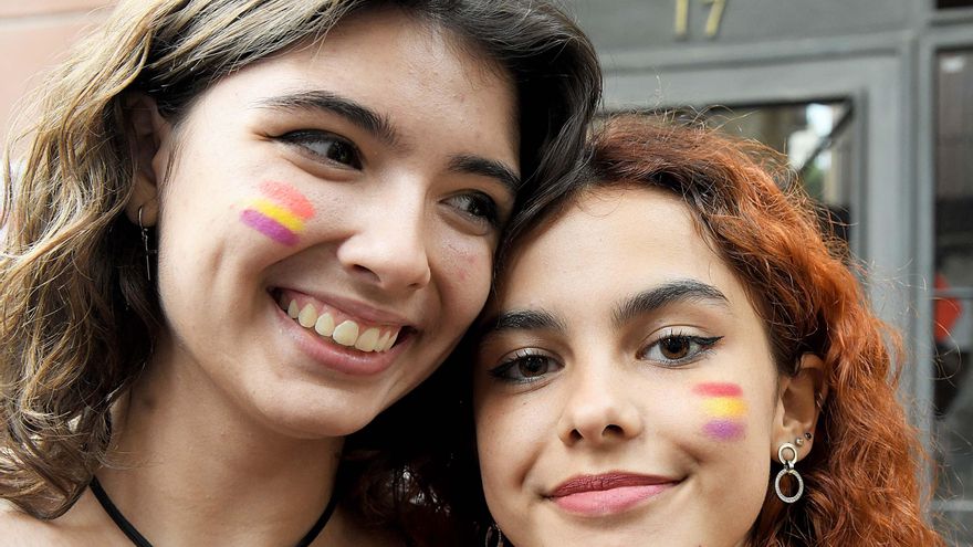 Desi y Laura, antes de participar en el acto de homenaje a Francesc Boix