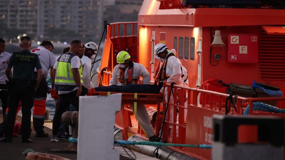 Un muerto entre las más de cien personas a bordo de un cayuco que Salvamento Marítimo rescató a unos 290 kilómetros de Gran Canaria este lunes.
