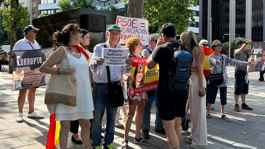 Ultraderechistas ante los juzgados de Plaza de Castilla antes de la llegada de Begoña Gómez