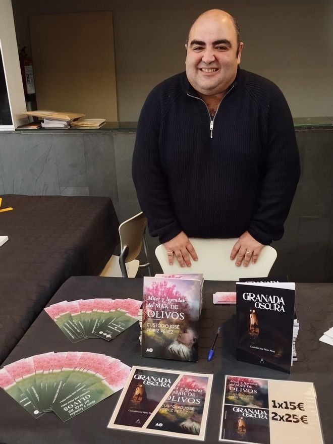 Custodio Pérez junto con algunas de sus novelas