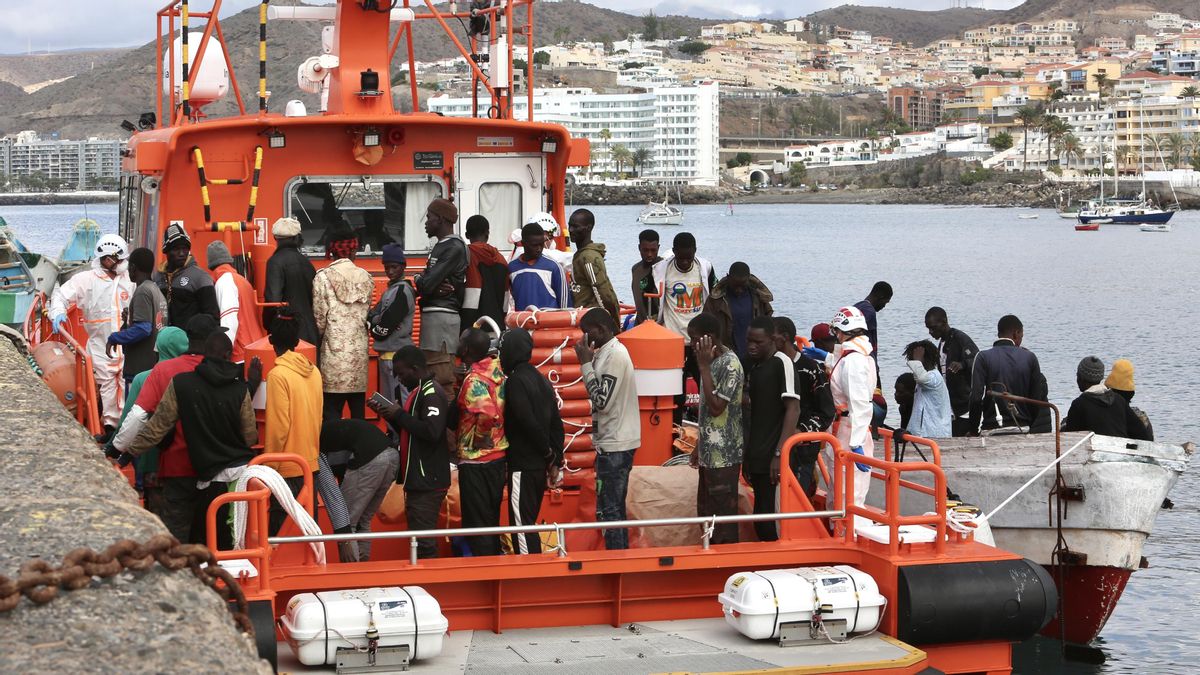 Salvamento Marítimo traslada a Arguineguín a un grupo de migrantes rescatados de un cayuco en Gran Canaria