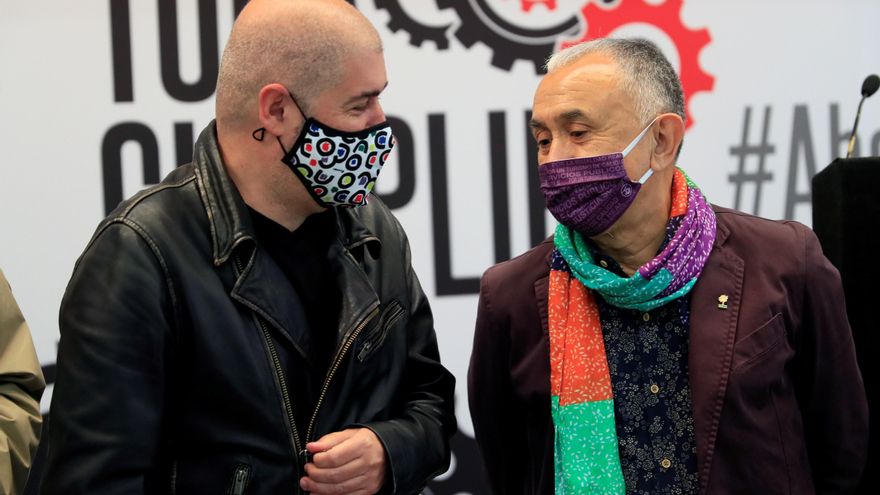 El secretario general de CCOO, Unai Sordo (i), conversa con su homólogo de UGT, Pepe Álvarez, durante una rueda de prensa con motivo del Día Internacional del Trabajo celebrada este sábado en el Círculo de Bellas Artes de Madrid. EFE/Fernando Alvarado