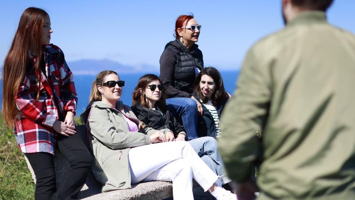 Alba García Martín, rodeada de su equipo en la jornada de reflexión, en el camino desde el Aizkorri a Sopelana