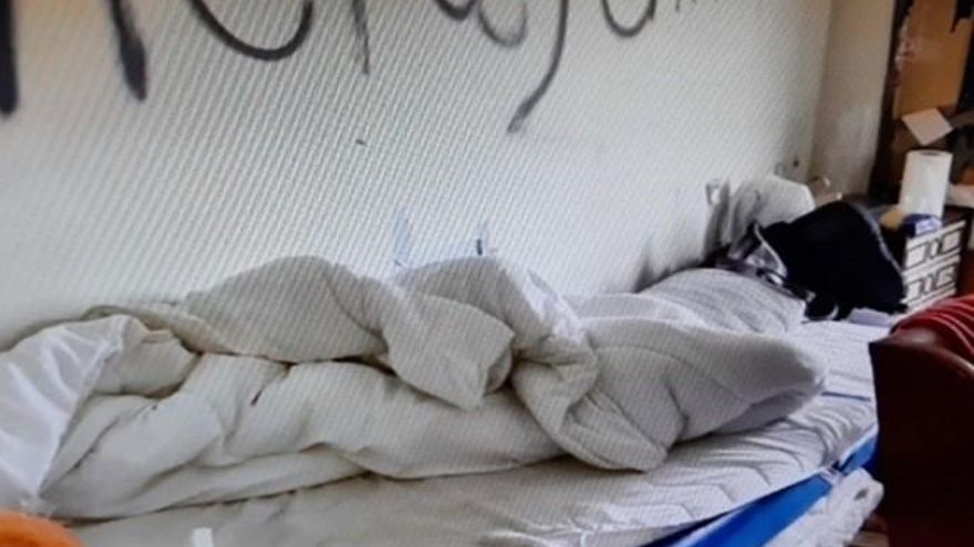 Los albaneses habitan un edificio abandonado en condiciones indignas.