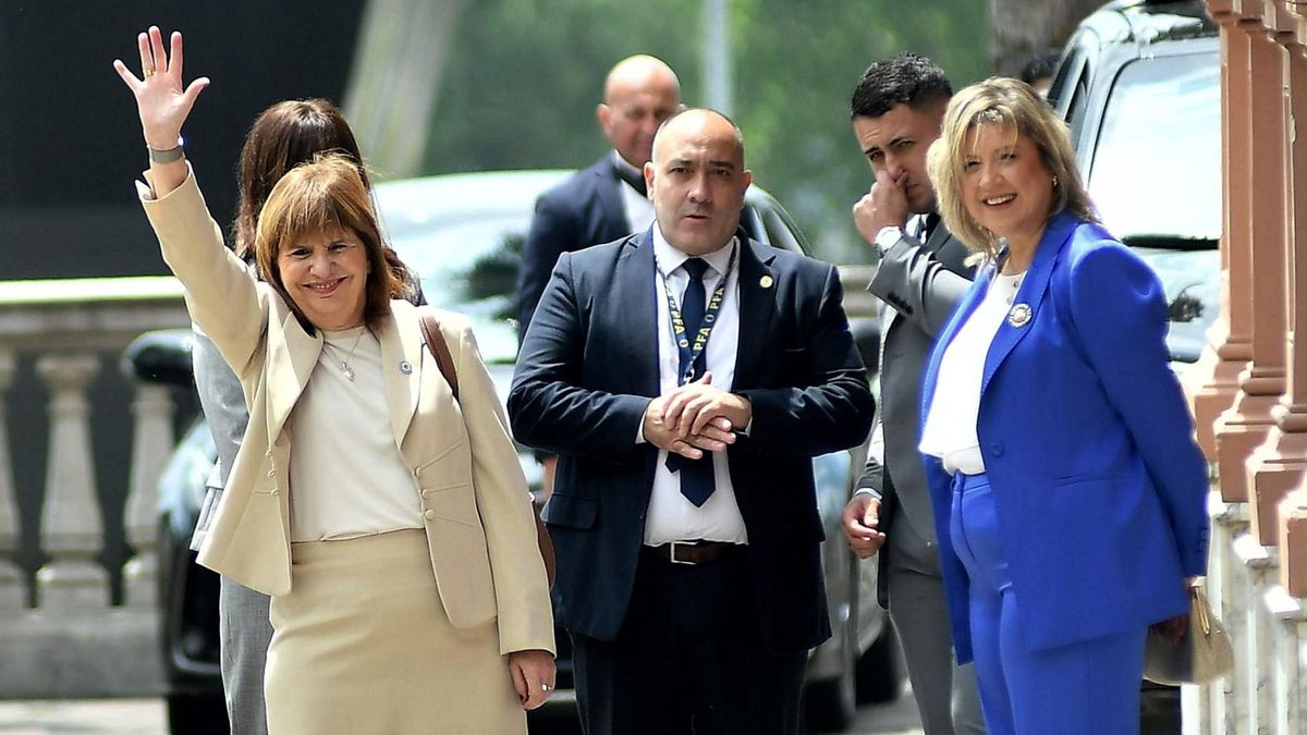 Alejandra Monteoliva arribó a la Casa Rosada para jurar como ministra de Seguridad, acompañada por su antecesora, Patricia Bullrich.