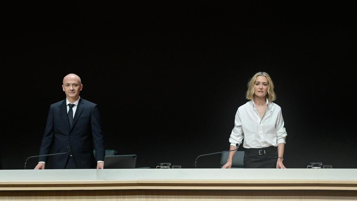 La presidenta de Inditex, Marta Ortega, y el consejero del grupo, Óscar Maceiras, durante la junta general de accionistas en Arteixo (A Coruña).