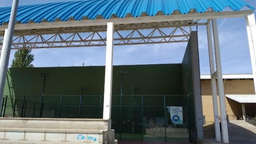 Pista de pádel en el Polideportivo de Navatejera