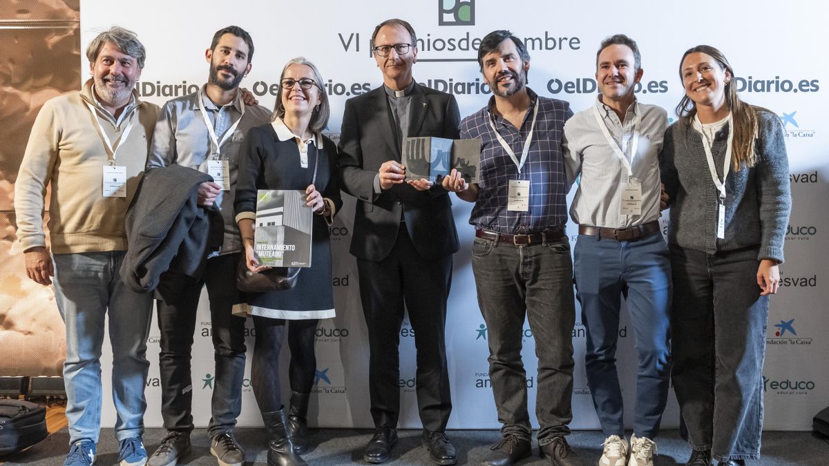 Los premiados celebran su reconocimiento en el fotocall tras la gala de los VI Premios Desalambre