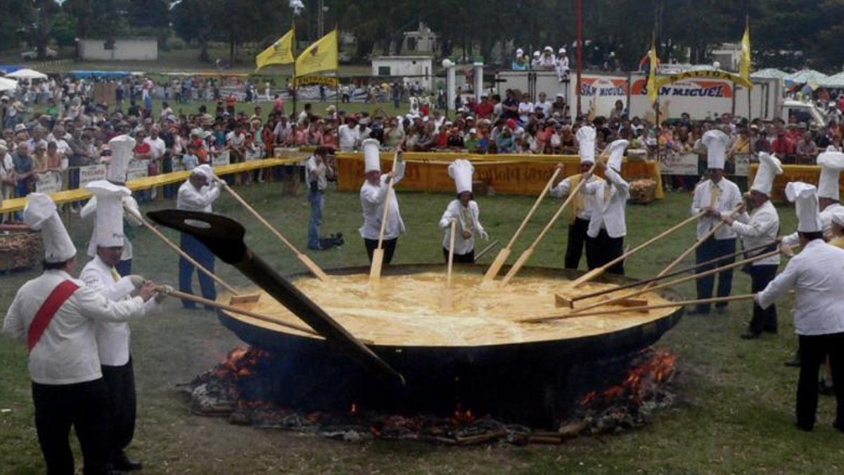 Fiesta de la Omelette gigante en Saavedra.