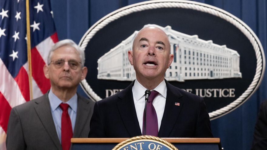 Los republicanos activan el juicio político contra el jefe de migración de Biden