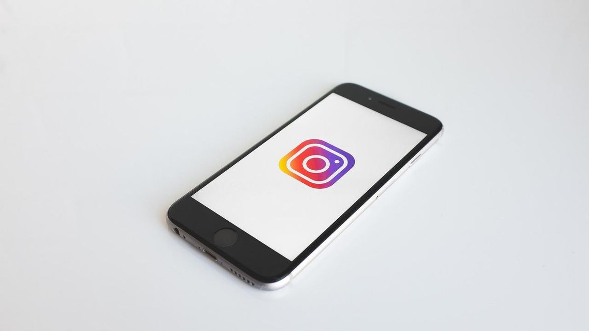 Logotipo de Instagram en un teléfono móvil