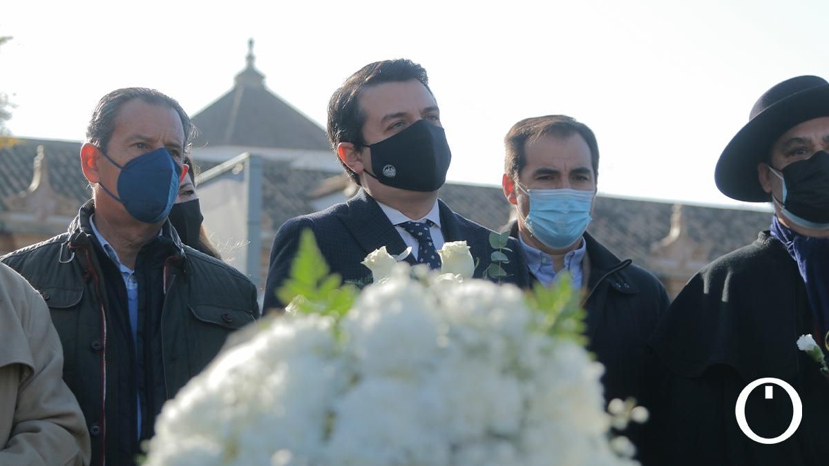Ofrenda floral en recuerdo de María de los Ángeles García y María Soledad Muñoz