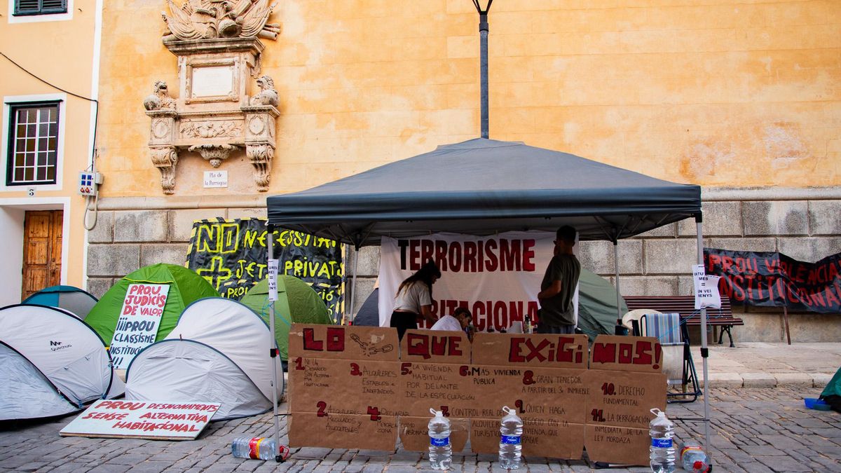 Frente al Ayuntamiento de Maó se instaló una acampada iniciada por Thais, una de las afectadas por el último desalojo sucedido en la ciudad, que duró diez días.