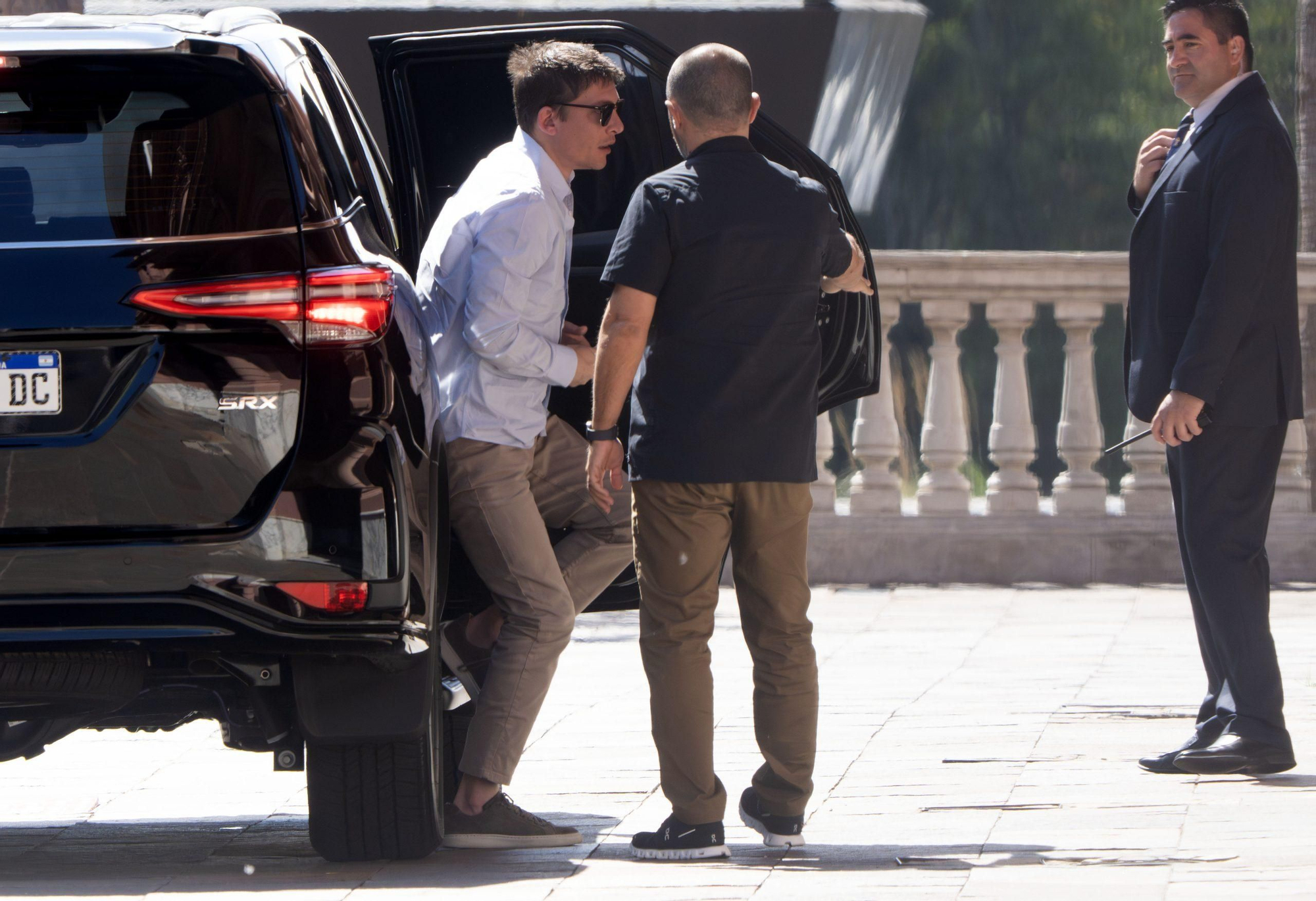 Santiago Caputo llega a la Casa Rosada en la previa al debate de la reforma laboral en Diputados.
