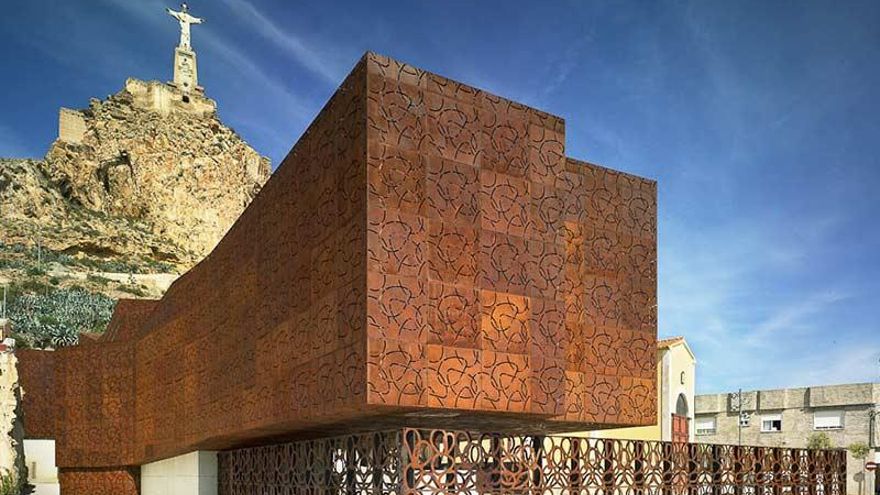 La fortaleza de origen islámico y la escultura colosal que se elevan en una colina sobre la ciudad de Murcia
