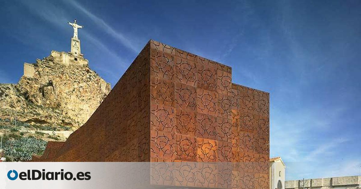 La fortaleza de origen islámico y la escultura colosal que se elevan en una colina sobre la ciudad de Murcia
