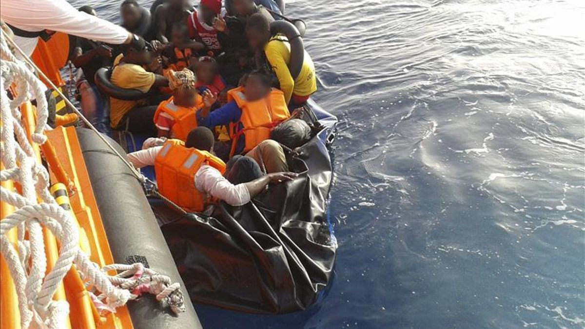 Imagend e archivo: 19 inmigrantes fueron rescatados a más de sesenta millas del litoral andaluz la balsa neumática en la que intentaban llegar a la península el domingo 10 de agosto. \ Efe