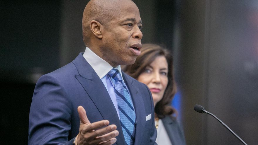 Arremeten contra el alcalde de Nueva York por "borrar" a los inmigrantes de su agenda