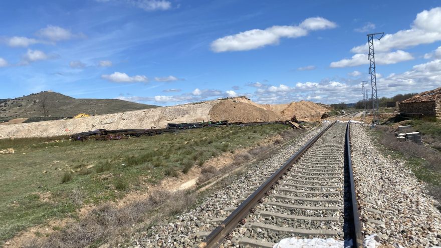 La línea ferroviaria Zaragoza-Teruel-Sagunto retrasa de nuevo su reapertura: "Parece una burla a los turolenses"