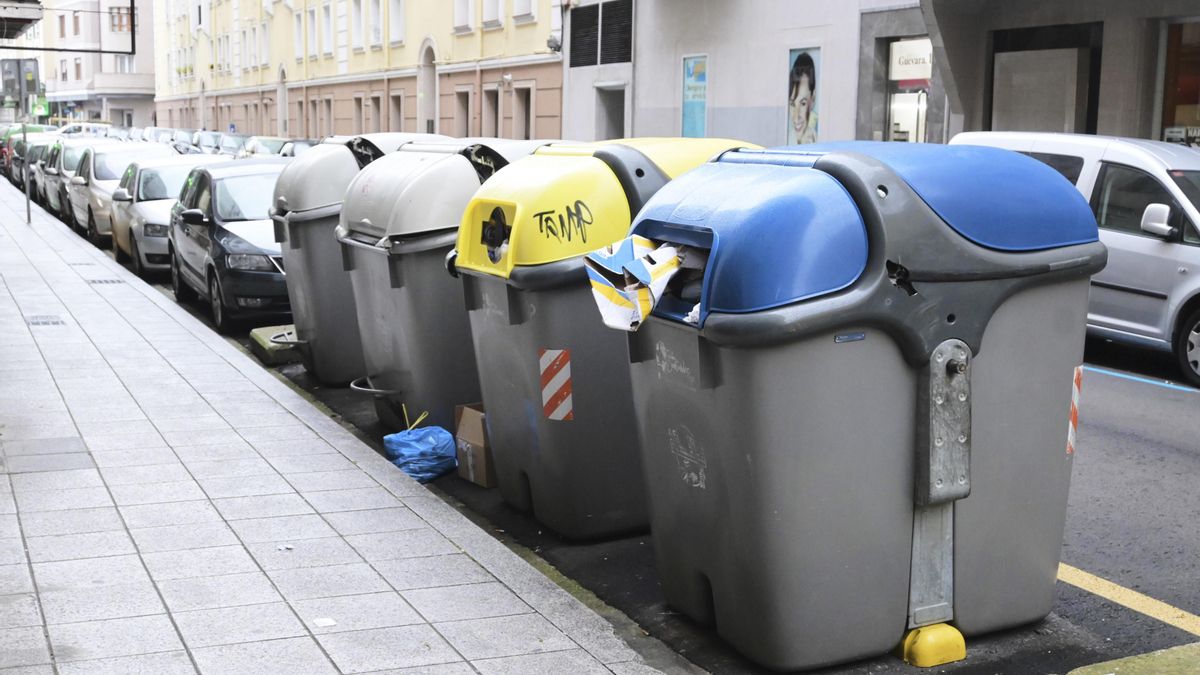 Varios contenedores con basura en Santander