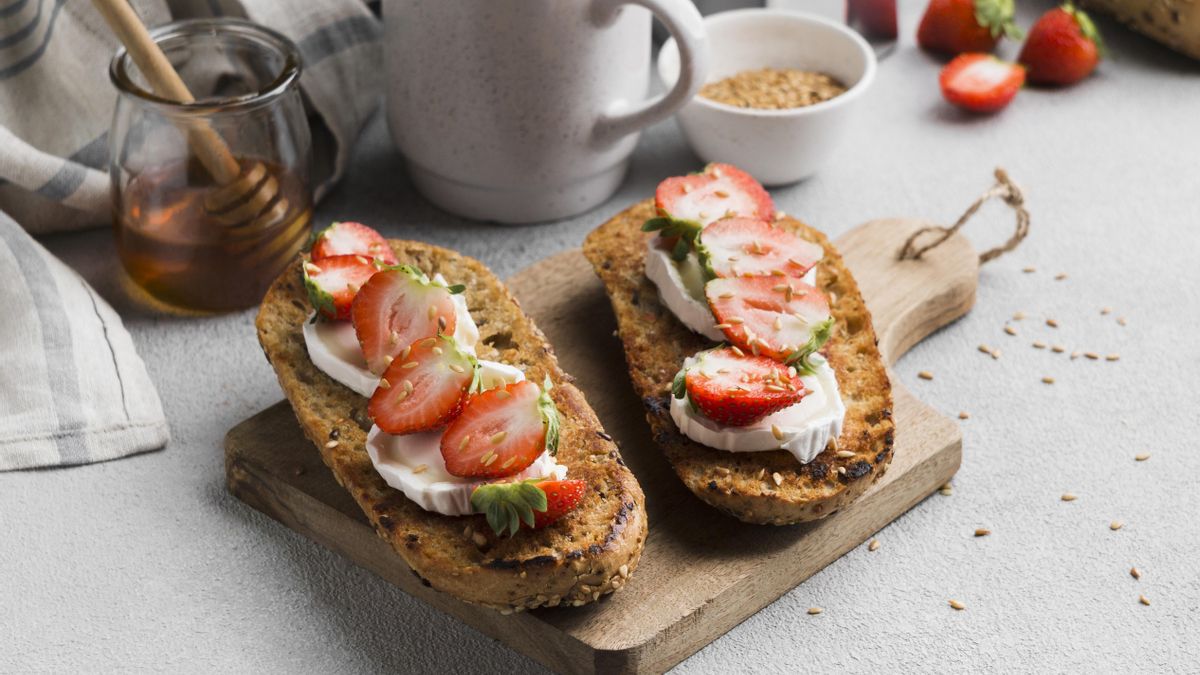 Tostadas integrales con camembert y fresas