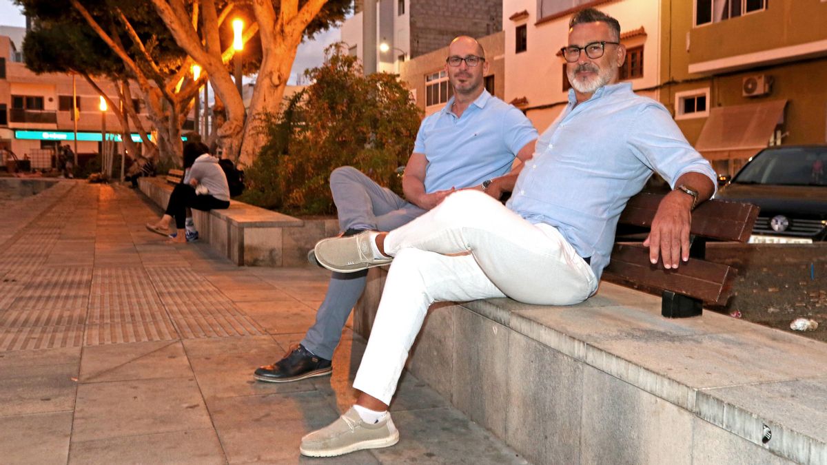 Aarón y Fernando, sentados en un banco en una plaza de El Tablero, en el sur de Gran Canaria