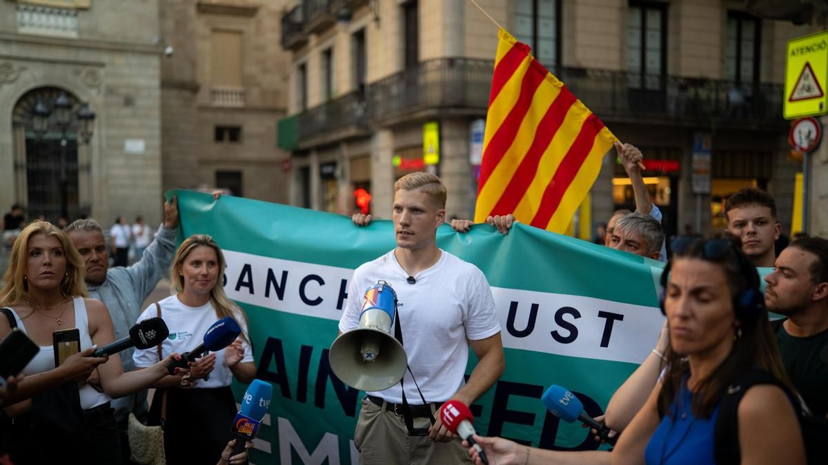 Los Comuns denuncian ante la Oficina de No Discriminación la manifestación de Save Europe Act en Barcelona