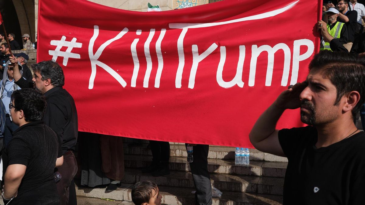 Una pancarta llama a matar al presidente estadounidense Donald Trump en los funerales del asesinado líder supremo de Irán Alí Jameneí en la mezquita Mosala de Teherán.