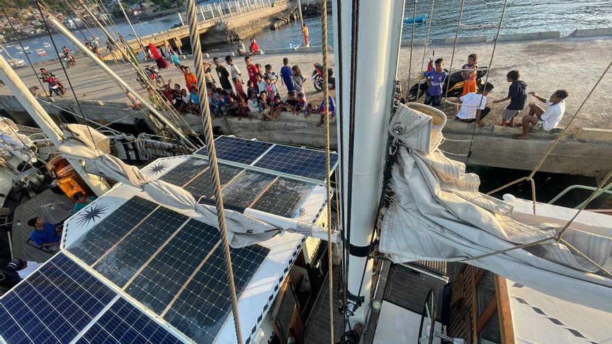 El velero tiene un sistema de autoabastecimiento de energía que les permite ser autosuficientes