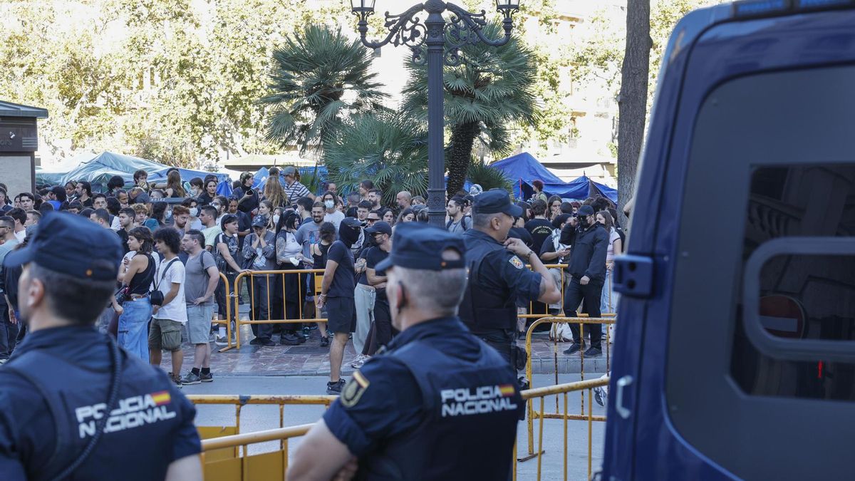 Decenas de Policías en la Plaza del Ayuntamiento de València durante el dispositivo de este jueves, previo al 9 d'Octubre.