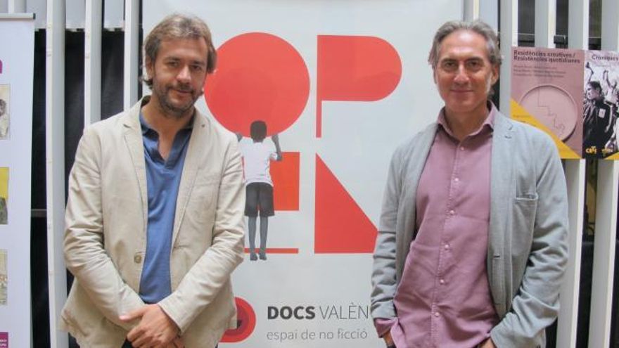 Daniel Abad, compositor de la banda sonora del documental, junto al director Javier Álvarez. / Europa Press