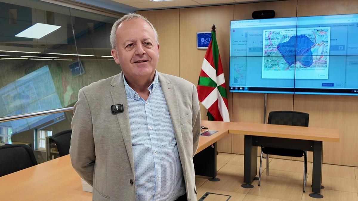 Joseba Zorrilla Ibañez, director de Atención de Emergencias y Meteorología, con el mapa de la zona a la que va a enviarse la alerta